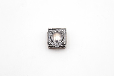 Caixa de comprimidos quadrada em prata com friso perlado na tampa